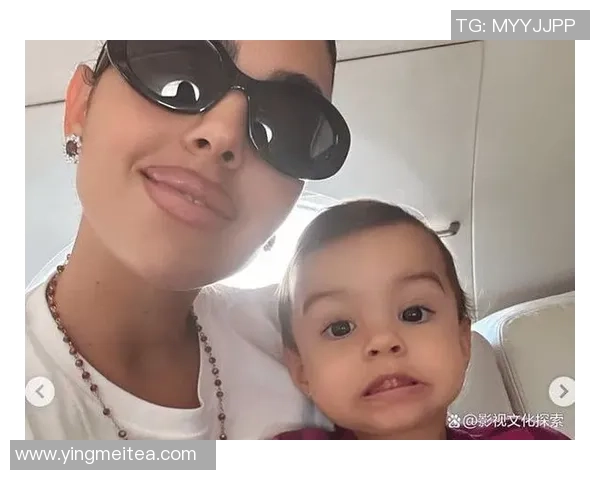 C罗女友的生活揭秘：与足球巨星的甜蜜时光与时尚魅力展现